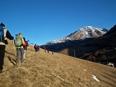 02 Andiamo a raggiungere attraverso il prato sgombro di neve e ghiaccio...